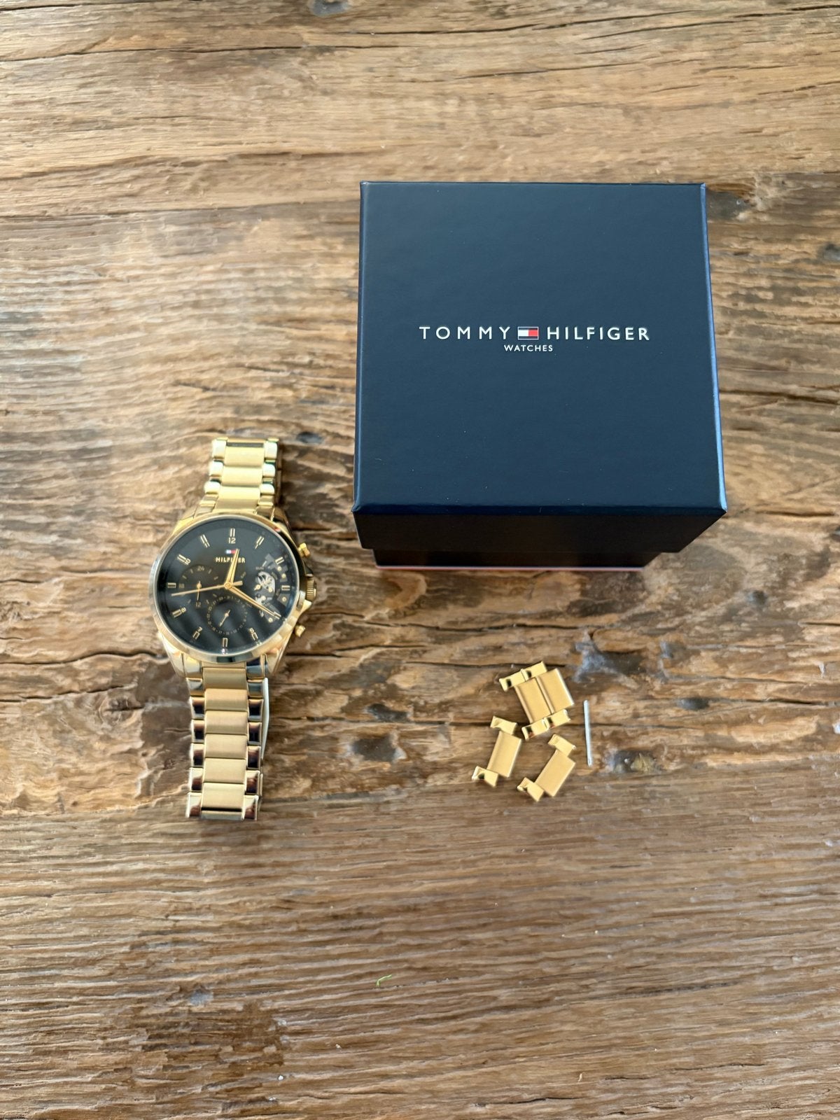 Tommy Hilfiger horloge Goudkleurig z.g.a.n. + 14 m garantie., Overige merken, Polshorloge, Ophalen of Verzenden, Zo goed als nieuw