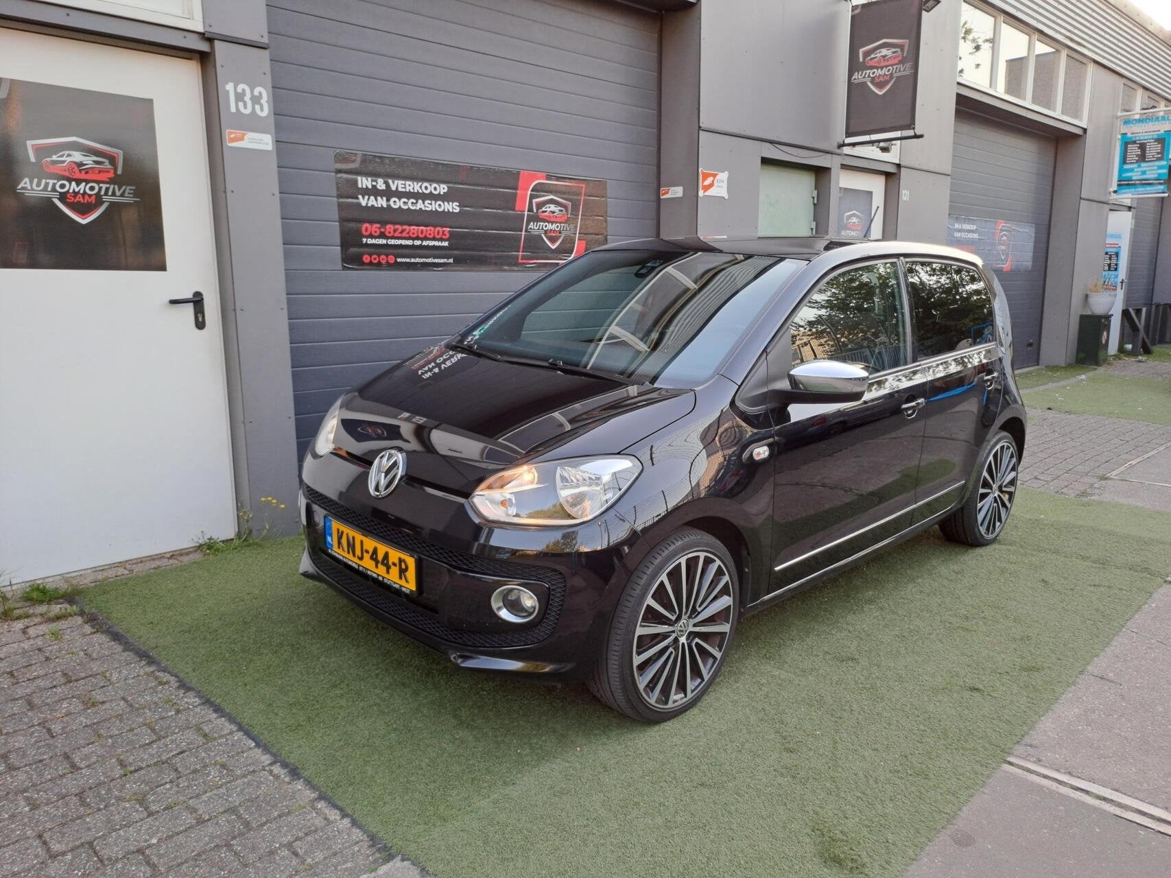 Volkswagen Up! 1.0 high up! Automaat Airco Navi Cruise APK, Auto's, Volkswagen, Euro 5, Gebruikt, 4 stoelen, Zwart