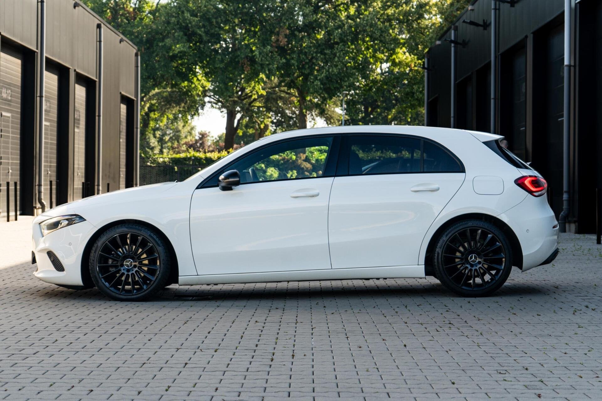 Mercedes A-klasse 160 *Widescreen* Camera* Leder* Stoelverwa, Voorwielaandrijving, Gebruikt, 4 cilinders, Leder en Stof