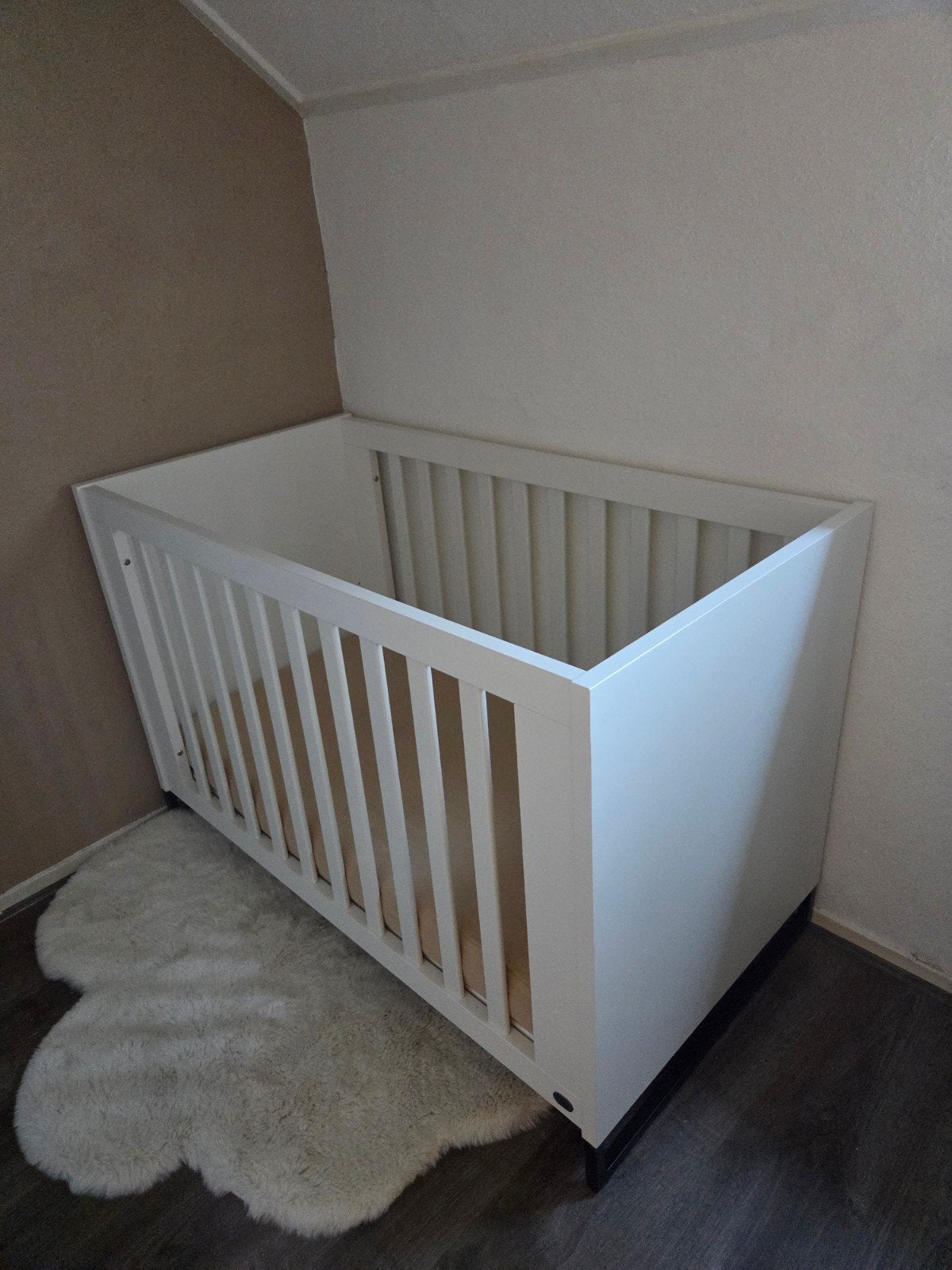 Wit ledikant met Evolution matras en commode, Ophalen, Zo goed als nieuw, Ledikant