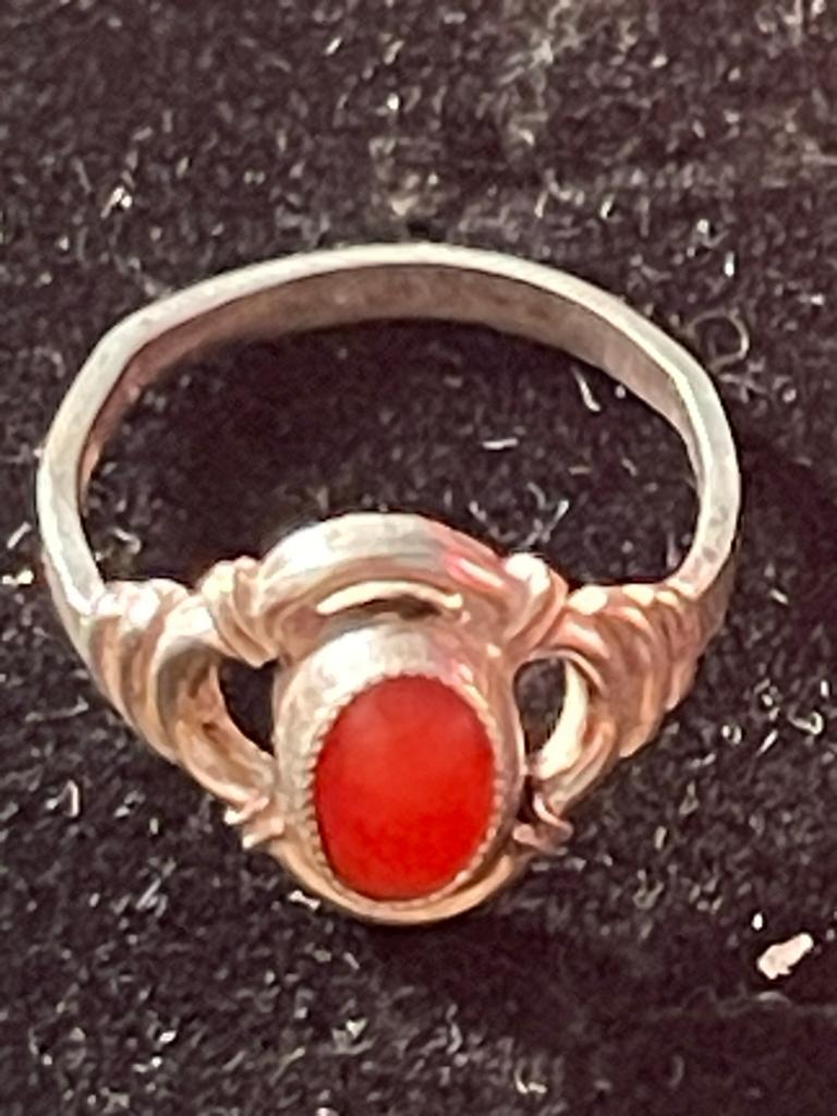 Zilveren kinderring met bloedkoraal, Sieraden, Tassen en Uiterlijk, Ringen, Gebruikt, Ophalen of Verzenden, Kleiner dan 17, Met edelsteen
