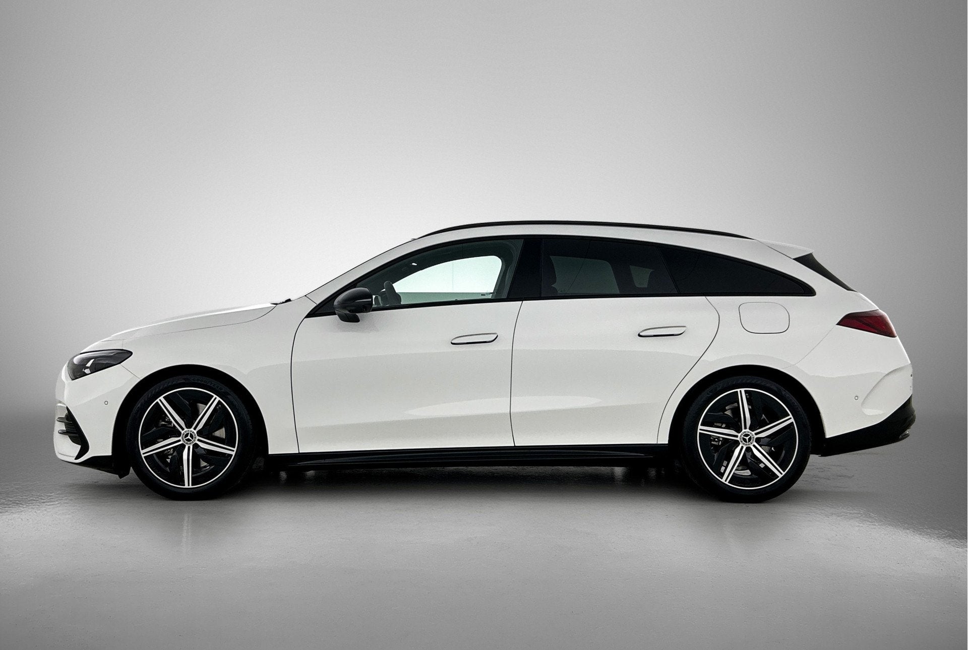 Mercedes-Benz CLA-Klasse Shooting Brake 200 Business Solutio, CLA, Zwart, 4 cilinders, Nieuw