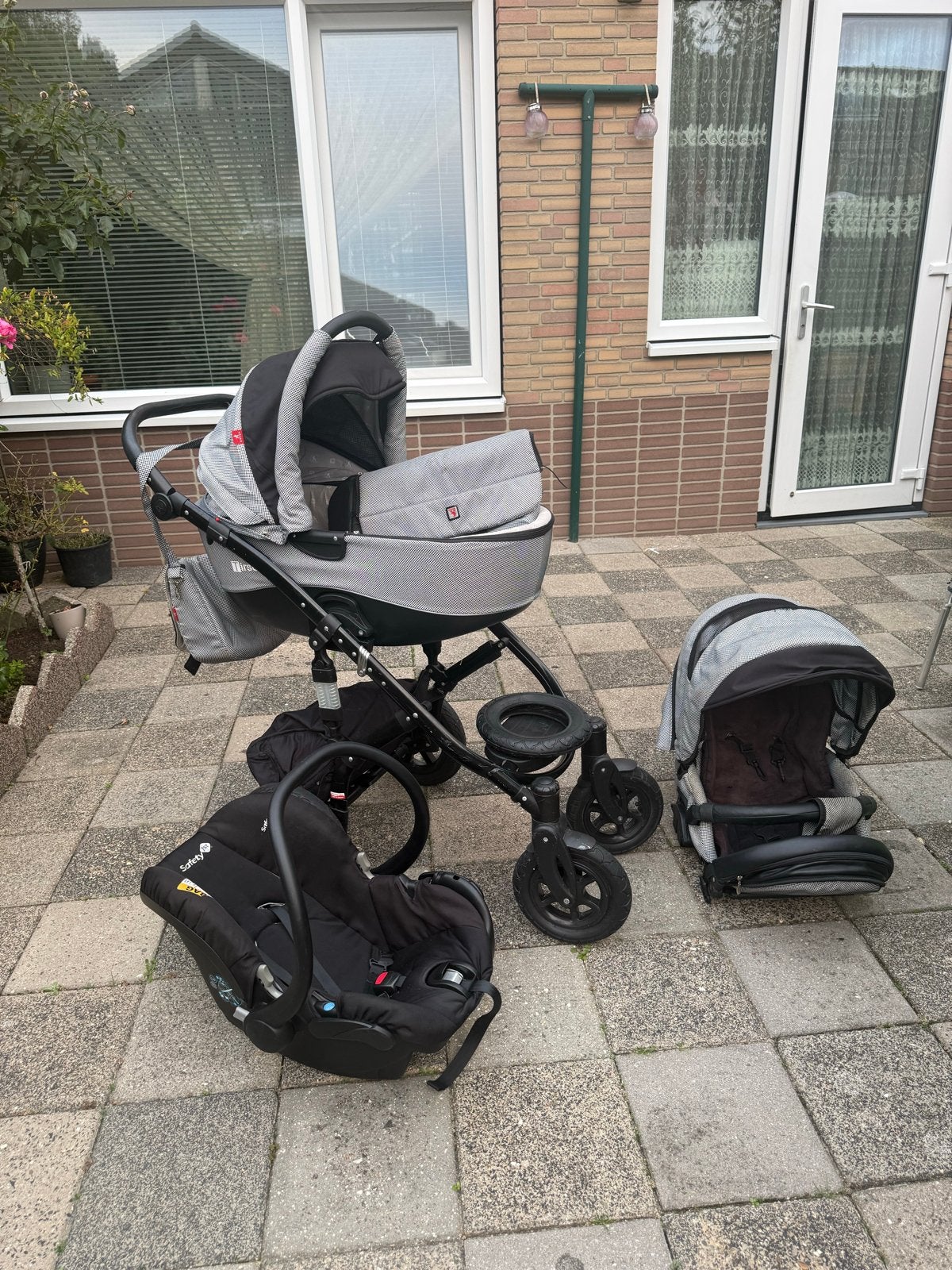 Foto 2 van Complete kinderwagen set met autostoel en reiswieg