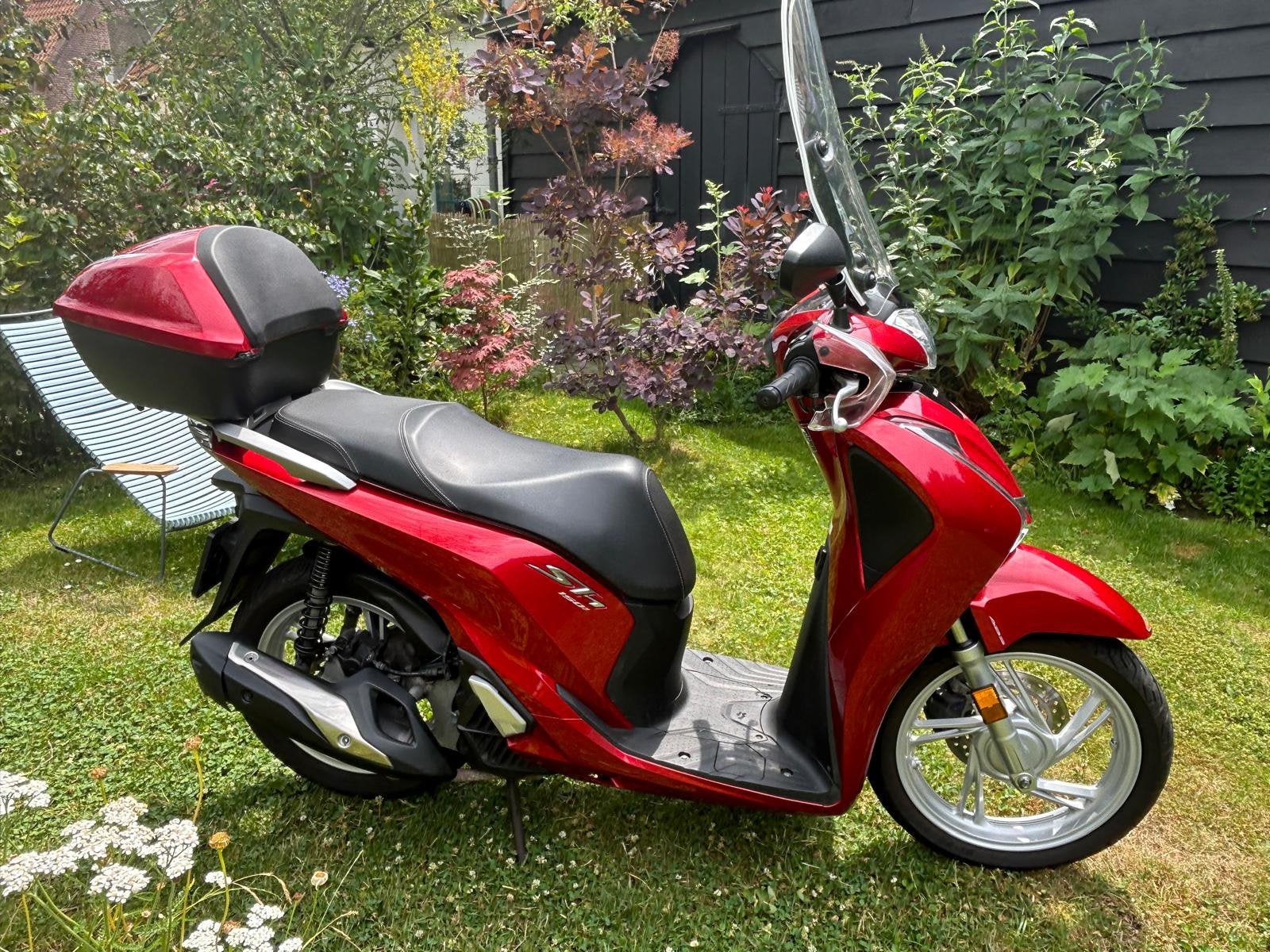 Rode motorscooter merk honda sh 150 i, Particulier, Scooter