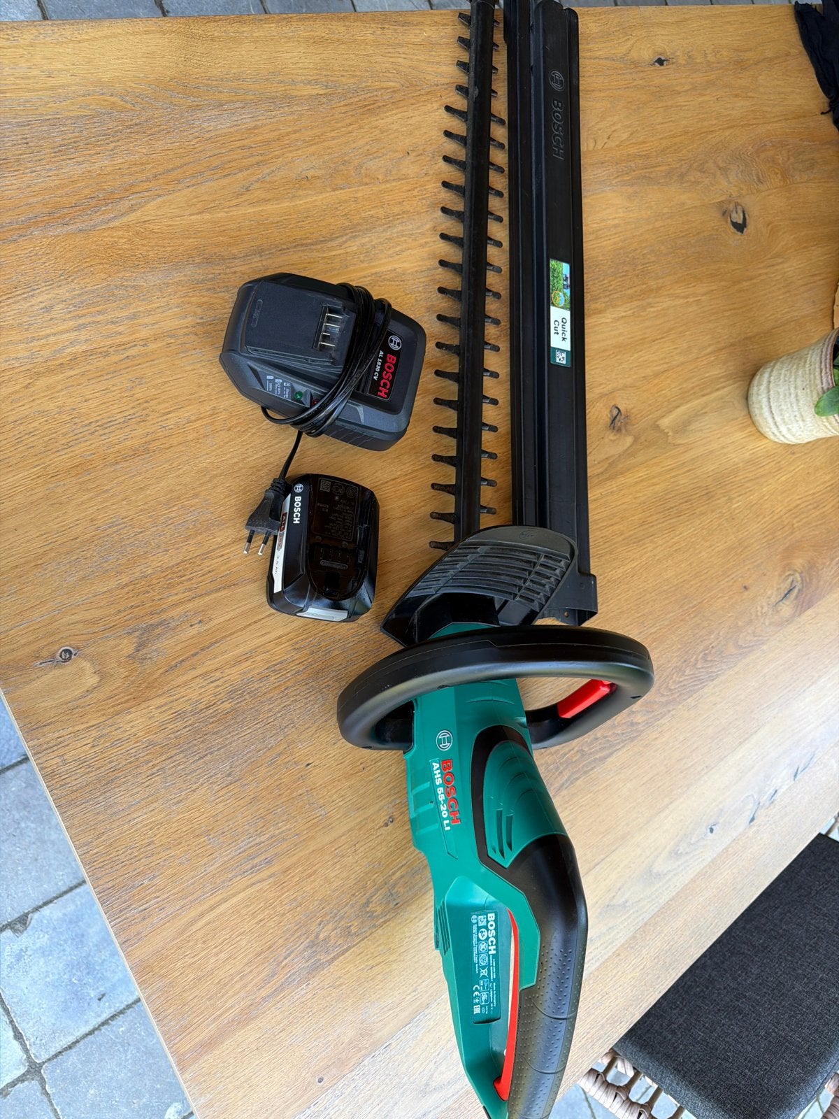 Bosch Heggenschaar AHS 55-20 LI met 2 Accu's en Lader, Ophalen of Verzenden, Zo goed als nieuw, Accu