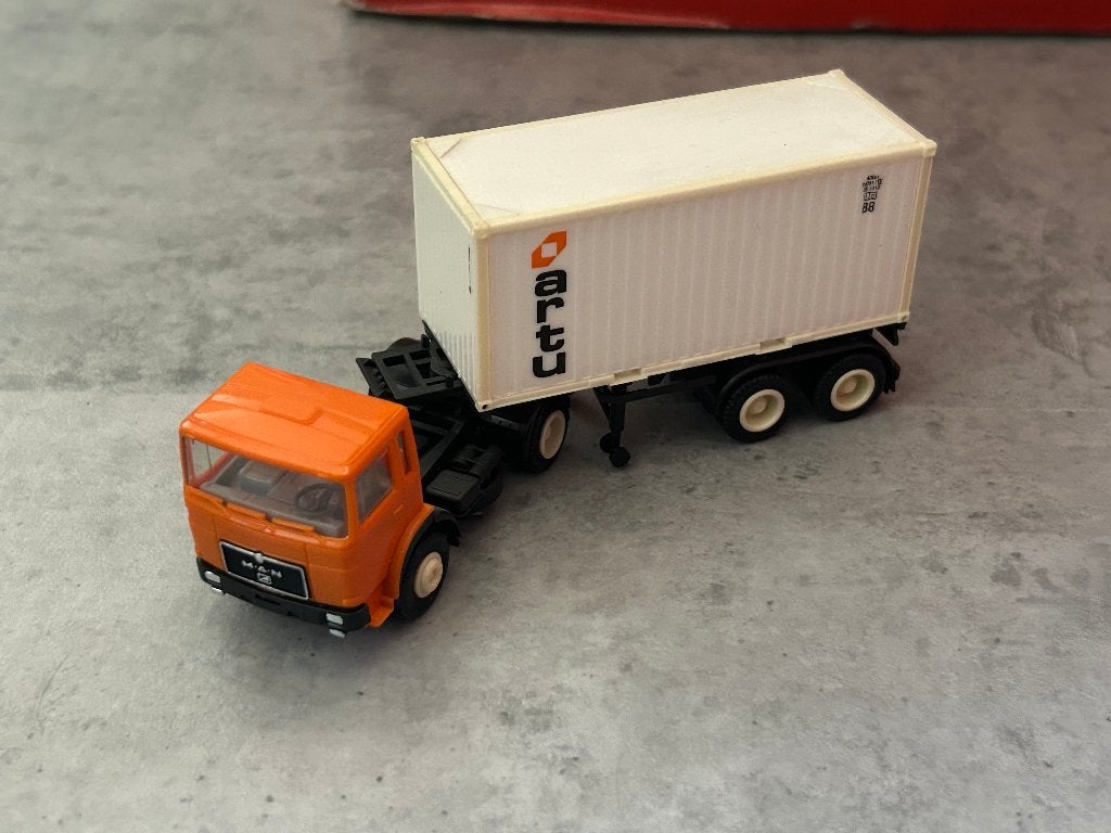 Herpa 1:87 MAN F8 + 20ft Artu container, Ophalen of Verzenden, Zo goed als nieuw, Bus of Vrachtwagen, Herpa