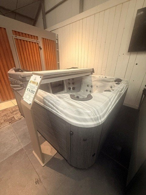 Artesian | Island Spa | Grand Cayman, Ophalen, Zo goed als nieuw, Vast