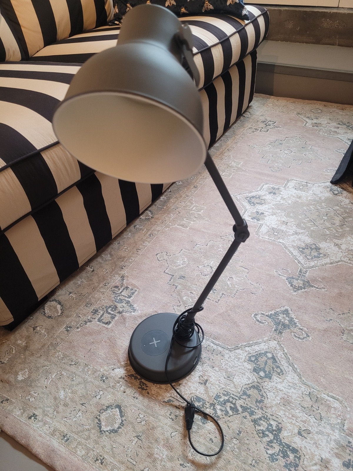 IKEA Bureaulamp met USB en Draadloos Opladen, Ophalen, Bureaulamp, Verstelbaar, Zo goed als nieuw