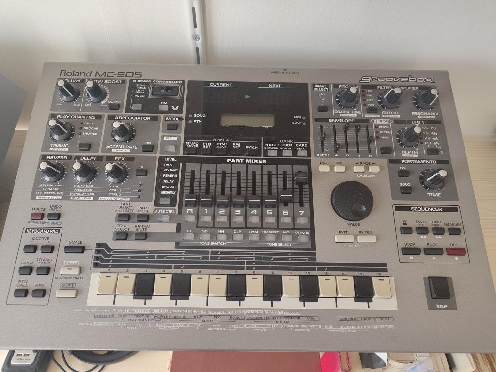 Roland MC-505, Muziek en Instrumenten, Gebruikt, Roland, Met midi-aansluiting, Overige aantallen