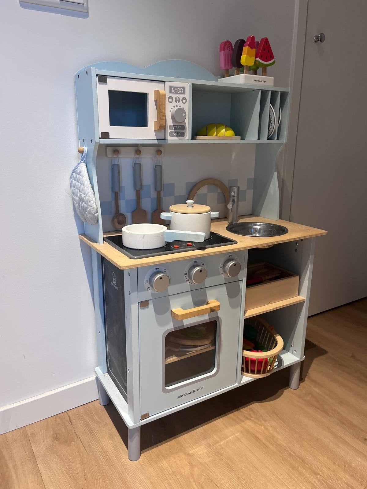 New Classic Toys Houten Speelkeuken met Accessoires, Kinderen en Baby's, Ophalen, Zo goed als nieuw, Meubelstuk of Keukentje