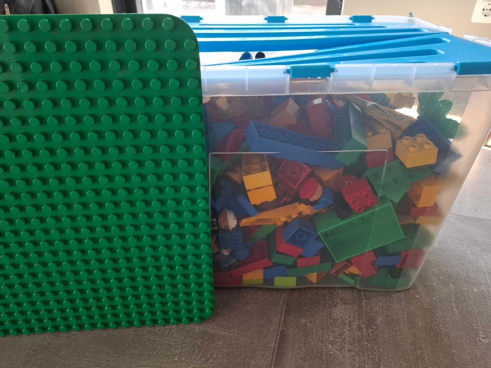 Grote bak (42L) LEGO Duplo met veel extra's, Kinderen en Baby's, Ophalen, Gebruikt, Inclusief minifiguren, Duplo