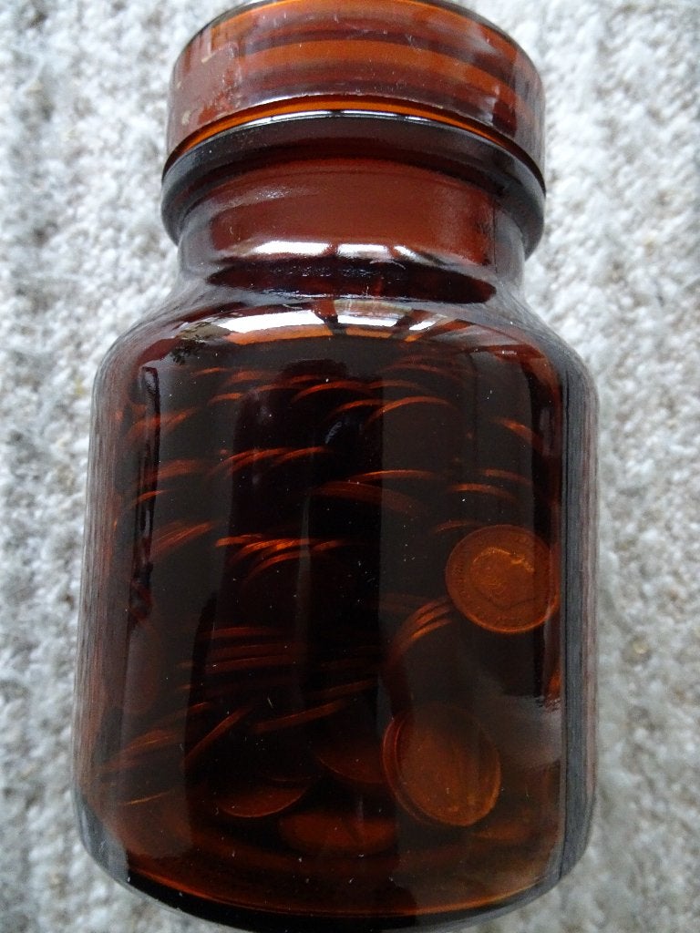 Bruin glazen apothekers pot met centen, Postzegels en Munten, Munten | Nederland, Ophalen