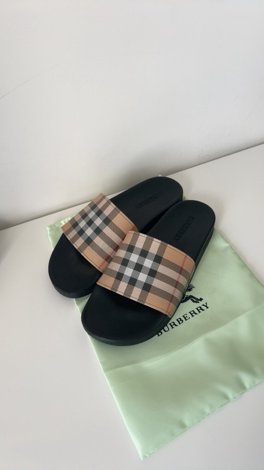Burberry slippers- maat 41, Ophalen of Verzenden, Zo goed als nieuw, Zwart