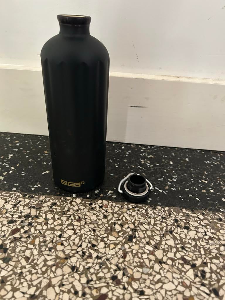 Sigg waterfles 1 liter - Zwart, gebruikt maar goede staat, Gebruikt, Ophalen of Verzenden, Zwart, Metaal