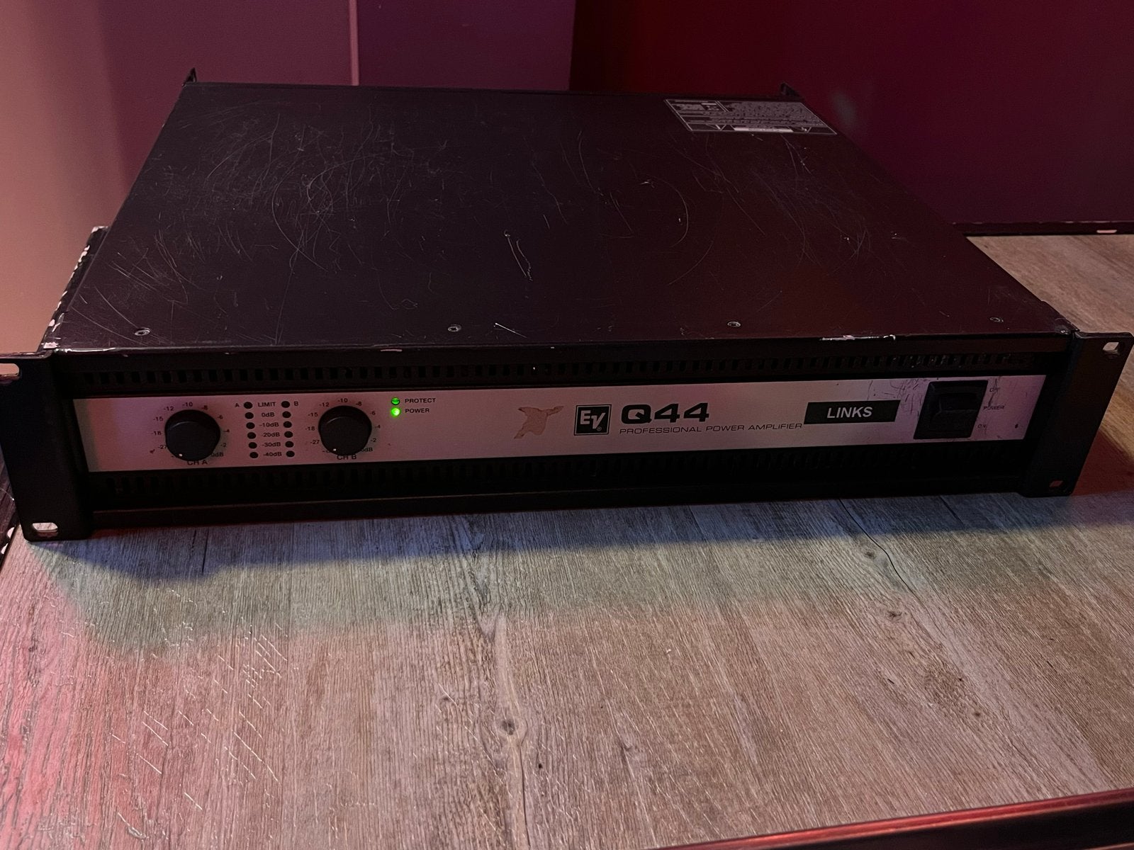 Electro Voice Q44 versterker - Gebruikt met wat krassen, 120 watt of meer, Ophalen, Overige merken, Gebruikt