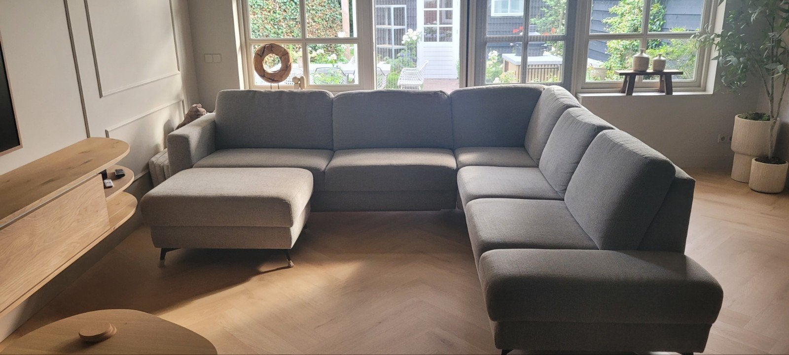 Grote grijze hoekbank met chaise longue, Huis en Inrichting, Banken | Bankstellen, Ophalen, Gebruikt, Vierpersoons of meer