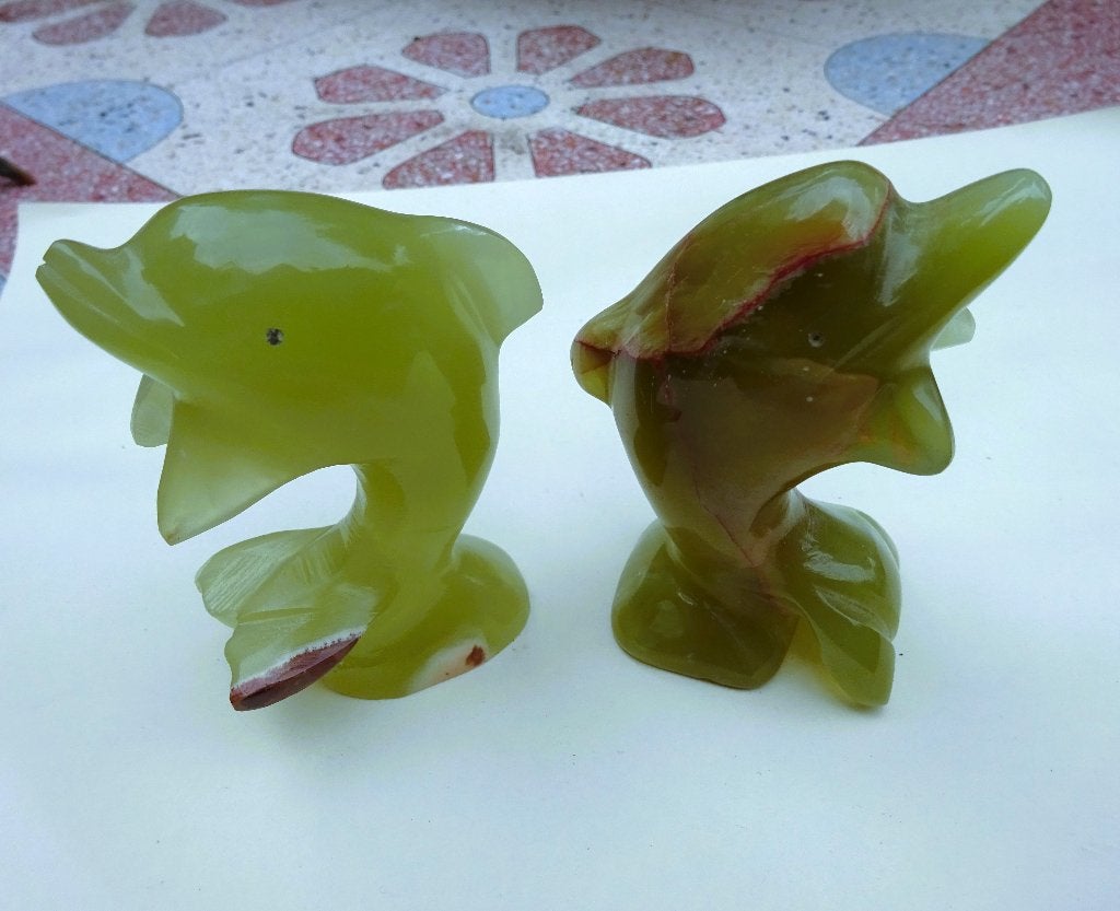 2 Groen-bruin onyx/marmer Dofijntjes +/- 8 x 3 cm, Minder dan 20 cm, Verzenden, Handgemaakt, Steen of Keramiek