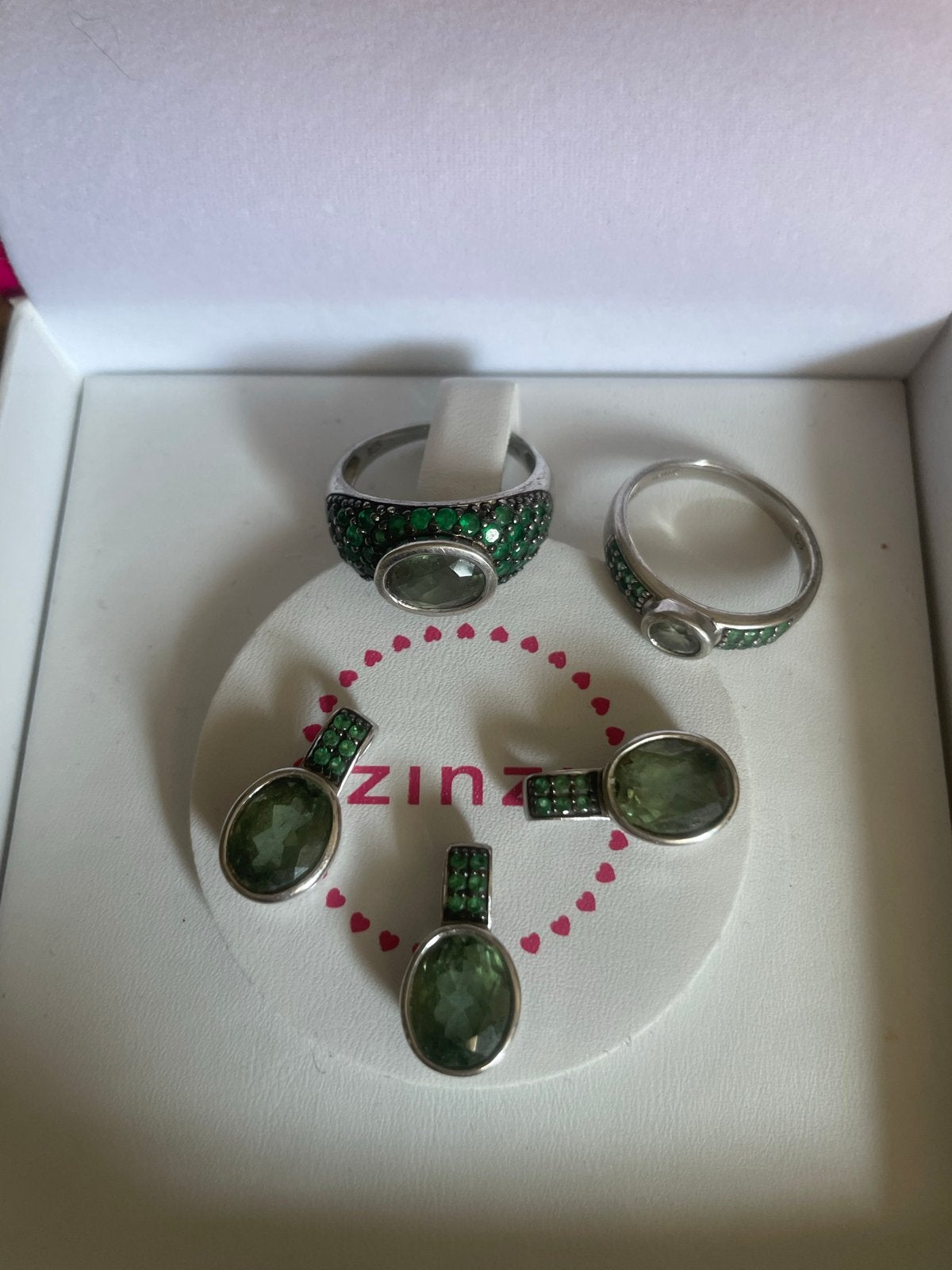 Zinzi set: 2 ringen en 3 hangers met groene stenen, Sieraden, Tassen en Uiterlijk, Ringen, 18 tot 19, Ophalen of Verzenden, Zo goed als nieuw