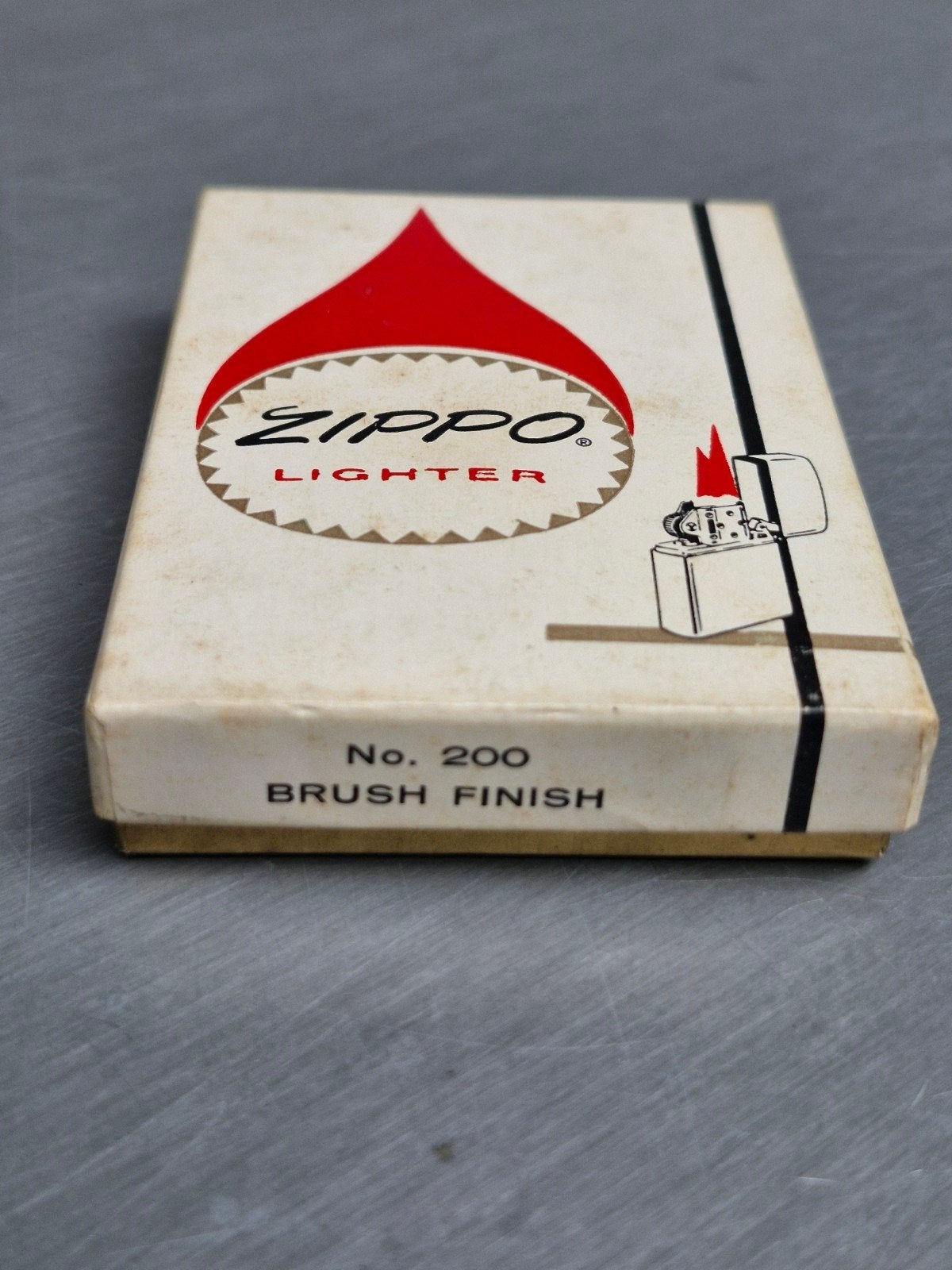 Vintage Zippo Aansteker met Singer Naaimachine Logo, Ophalen of Verzenden, Zo goed als nieuw, Aansteker