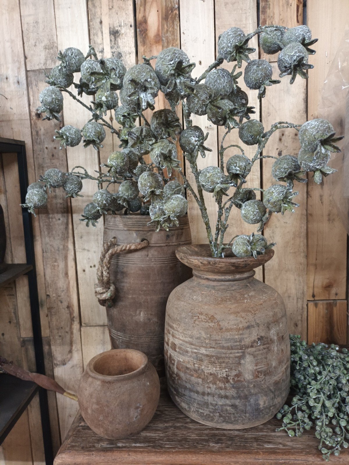 Nepalese pot met rozenbotteltak real touch, Huis en Inrichting, Bruin, Inclusief decoratie, Nieuw, Ophalen of Verzenden