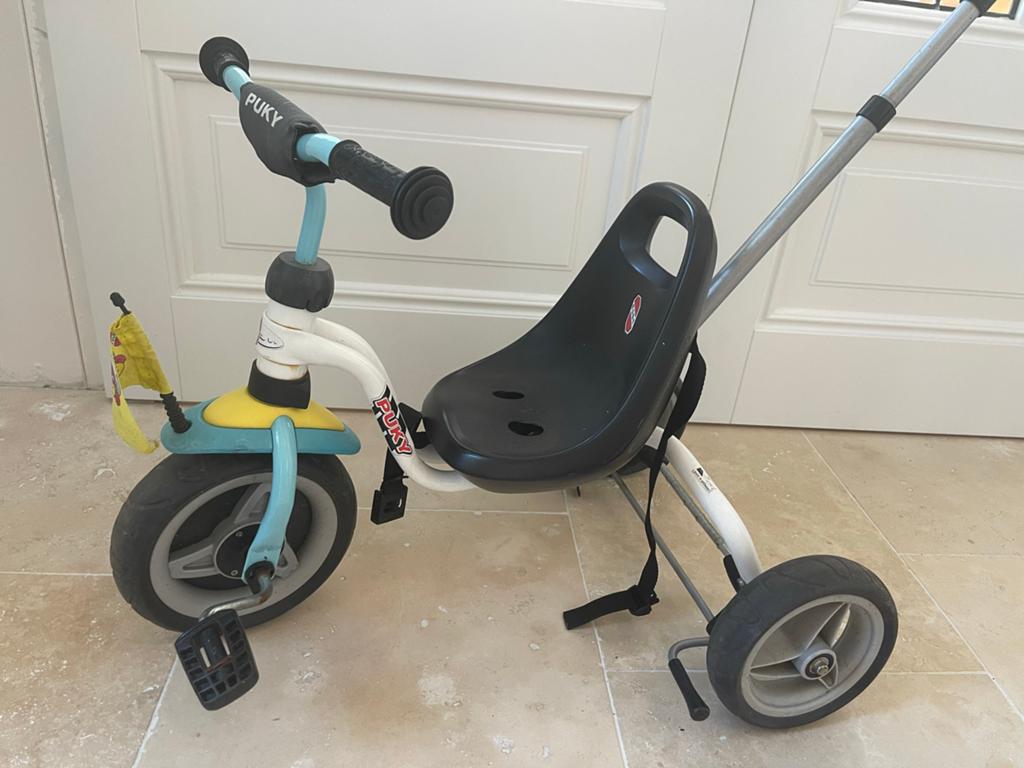 Puky driewieler met duwstang en 3-punts gordel, Fietsen en Brommers, Fietsen | Driewielers, Gebruikt, Duwstang, Ophalen