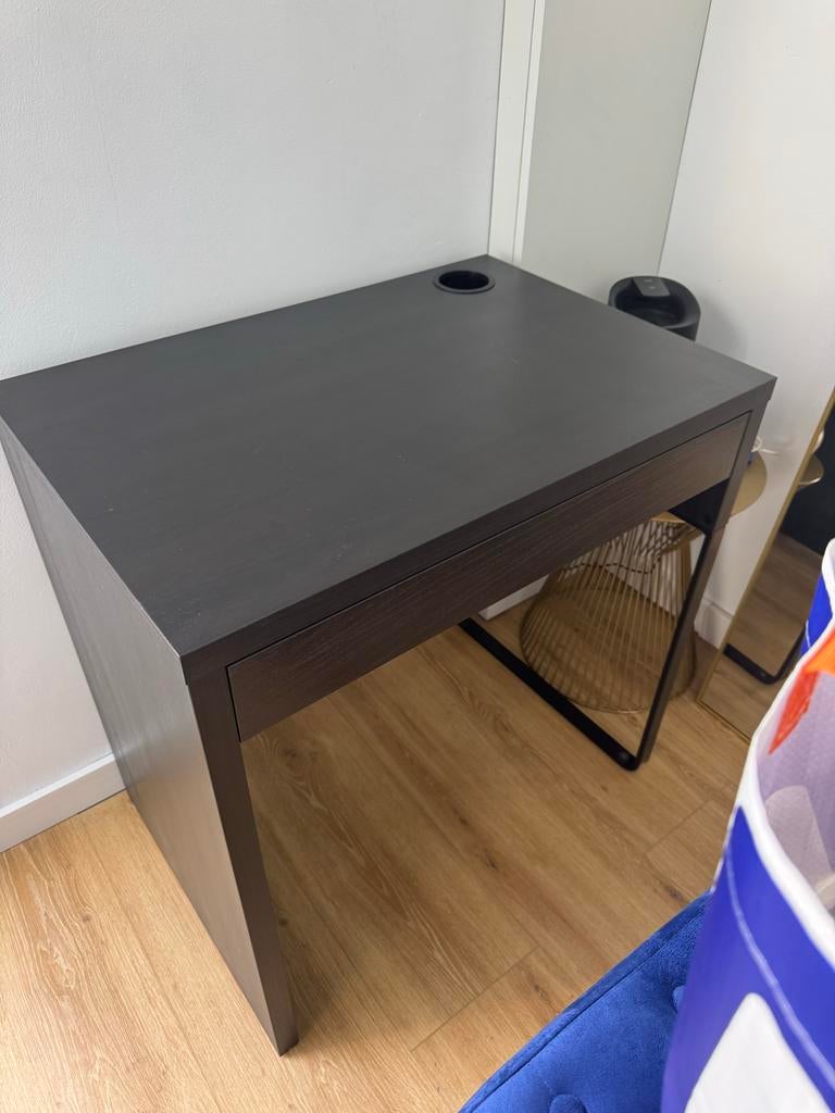Zwart bureau met lade en kabeldoorvoer, Huis en Inrichting, Bureaus, Zo goed als nieuw, Computerbureau, Overige merken, Modern