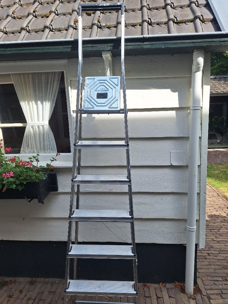 Mooie ladder van merk Hailo, Doe-het-zelf en Verbouw, Ophalen, Zo goed als nieuw, Ladder, Opvouwbaar of Inschuifbaar