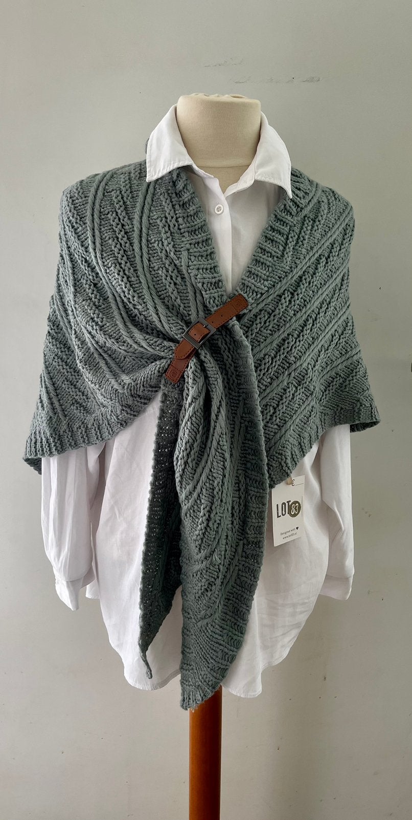 Lot83 Nieuwe omslagdoek / shawl met leren riempje kaki/groen, Ophalen of Verzenden, Nieuw