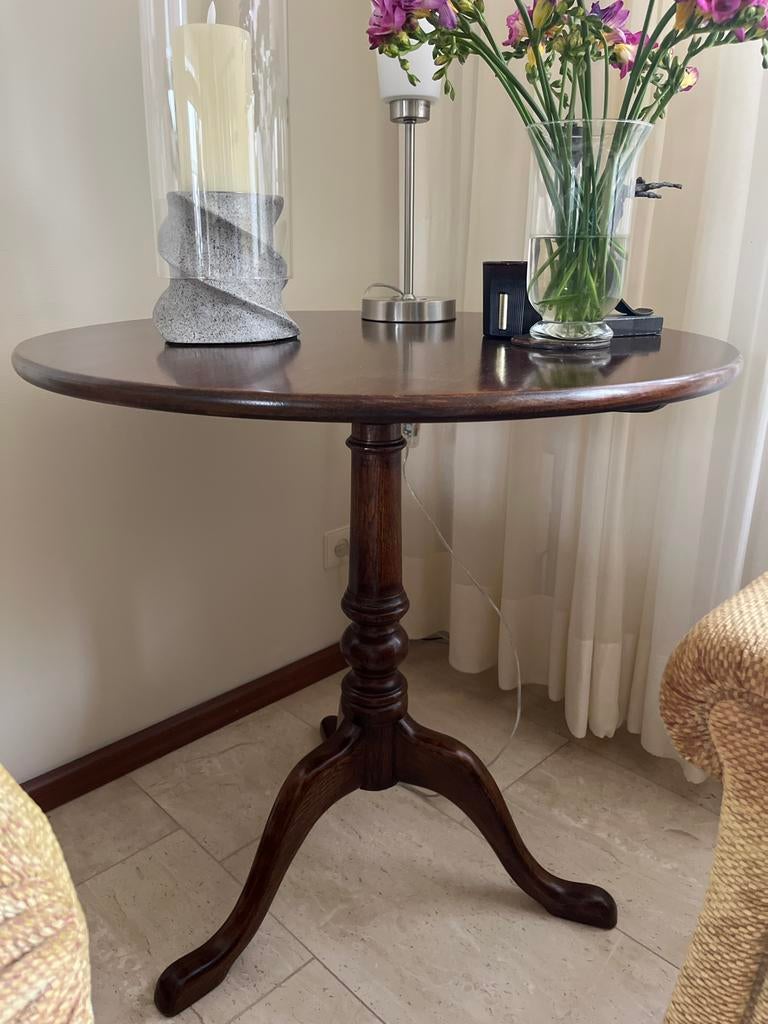 2 Klassieke ronde bijzettafels van donker hout, Ophalen