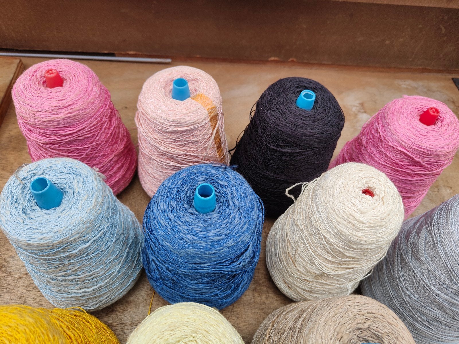 Diverse kleuren garen op klossen - Perfect voor handwerk, Ophalen, Nieuw, Garen of Naald(en)