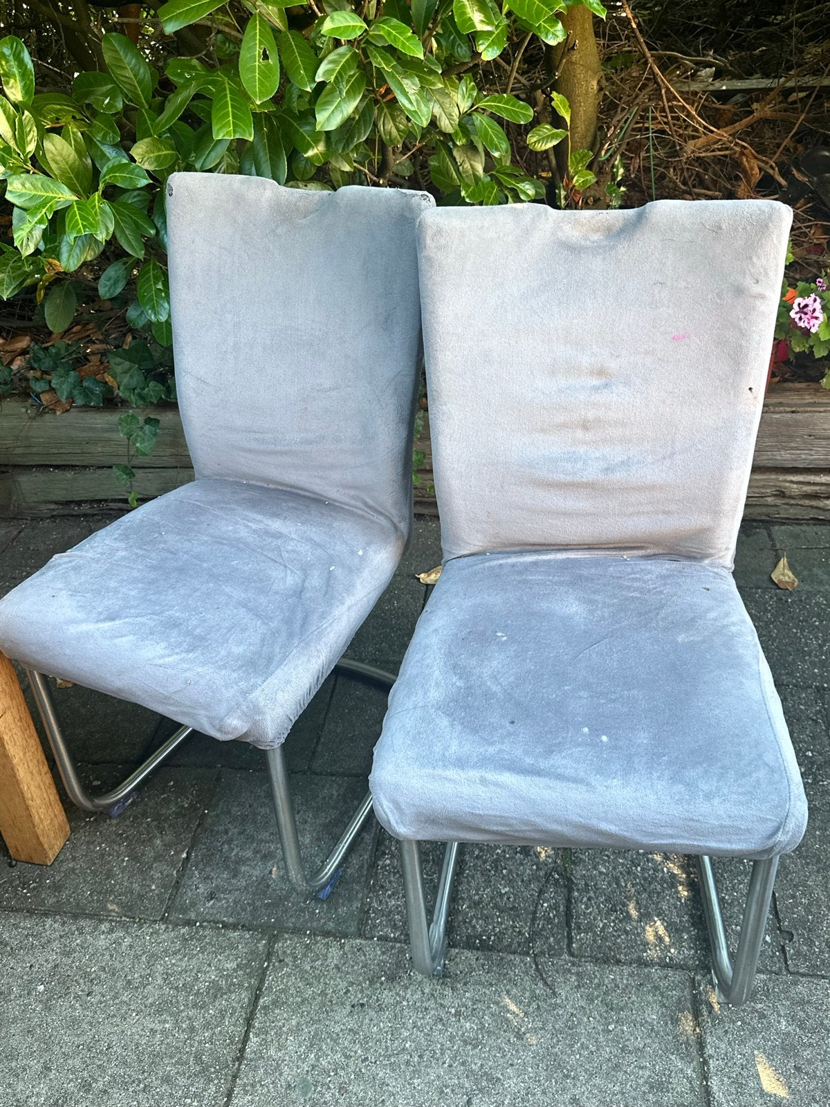 8 grijze stoelen met metalen onderstel, Ophalen, Gebruikt, Twee, Metaal