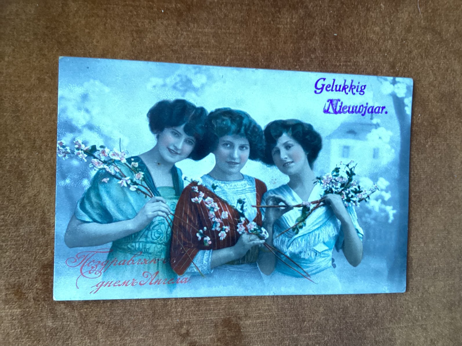 Nostalgie. Drie jonge dames met bloementak. 1917, Ophalen of Verzenden, Voor 1920