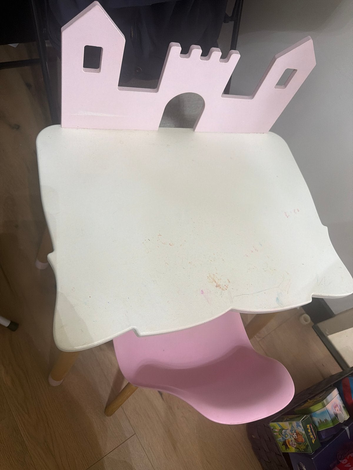 Kinder tafel en stoel - Roze kasteel design, Kinderen en Baby's, Kinderkamer | Tafels en Stoelen, Ophalen, Gebruikt, Tafel(s) en Stoel(en)