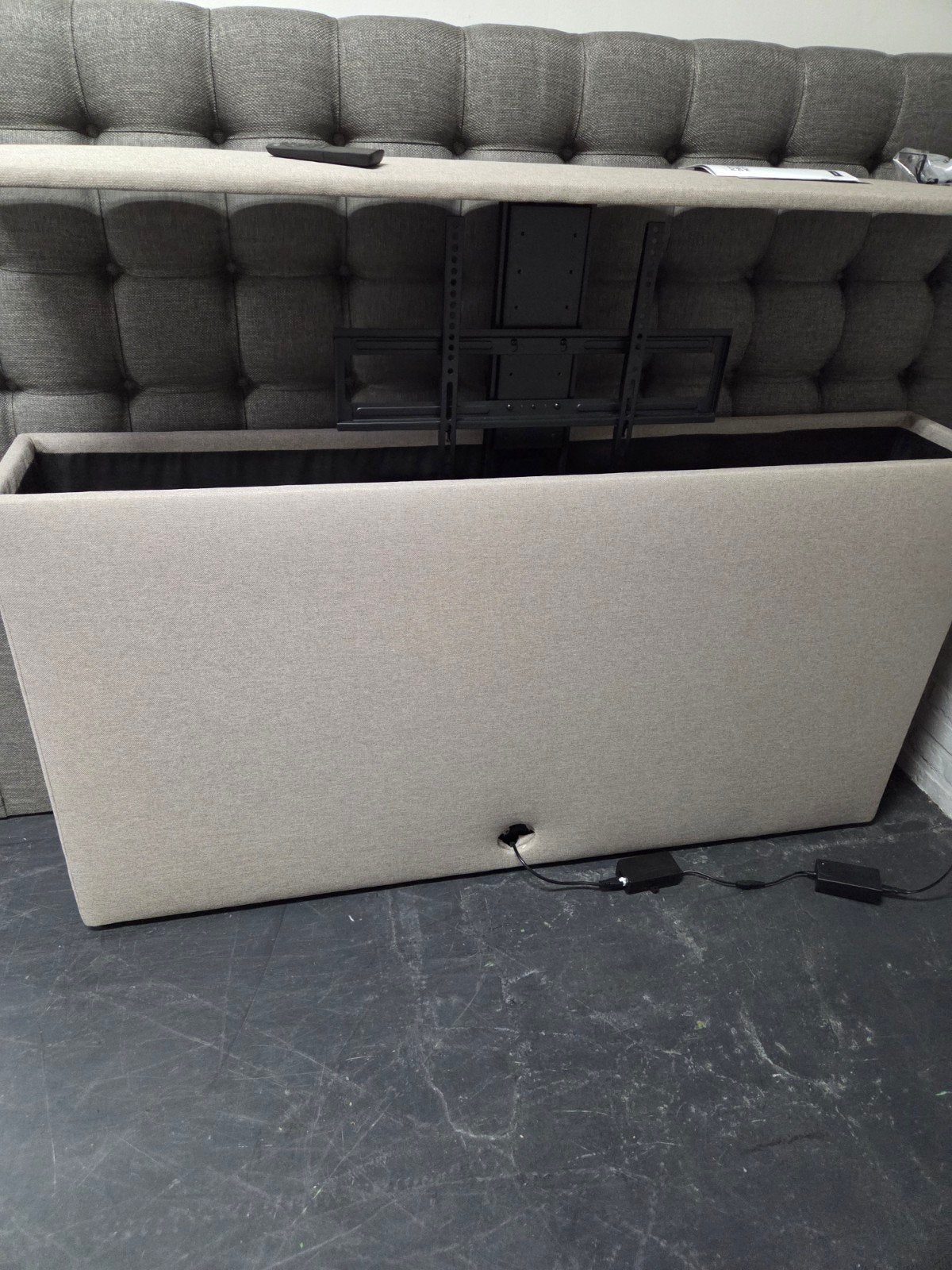 TV Lift Meubel - Gemotoriseerde Pop-up TV Kast, 100 tot 150 cm, Nieuw, Ophalen of Verzenden, Voetbrod met tv lift