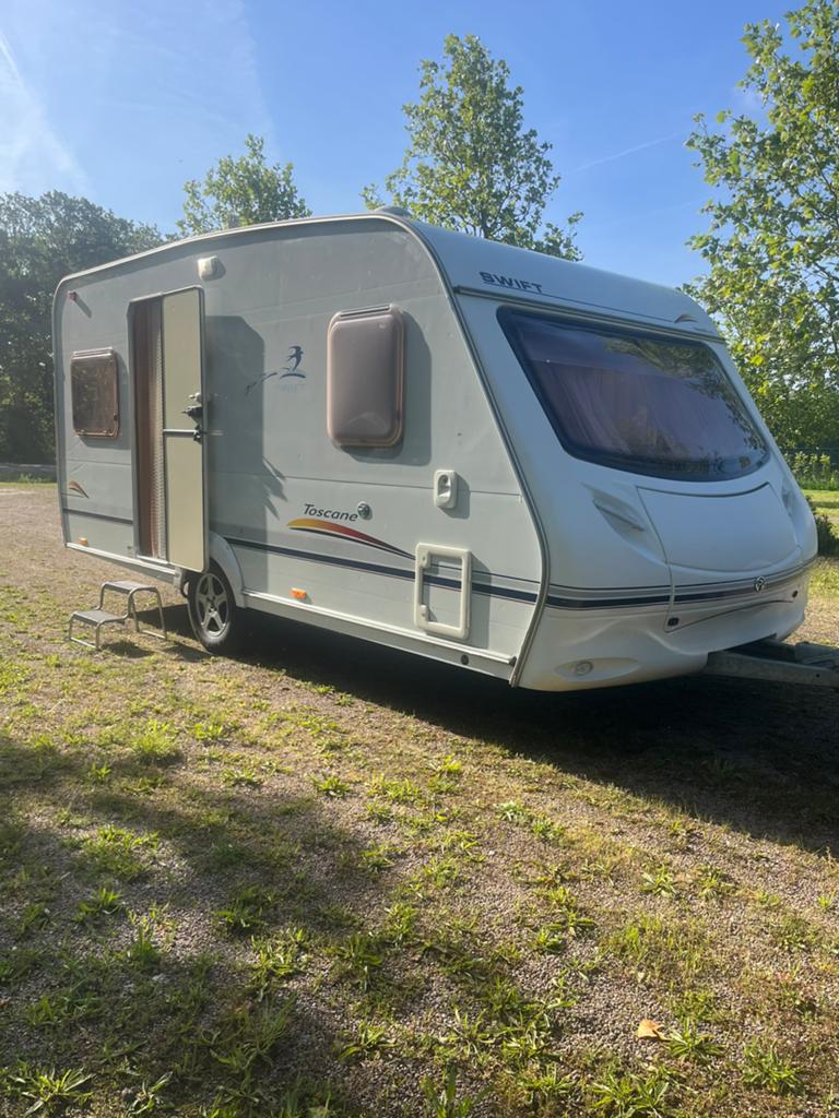 SWIFT TOSCANE 450 BOVAG BEURT 20/05/2026 BOUWJAAR 2004, Caravans en Kamperen, Caravans, Schokbreker, Rondzit, Particulier, Swift
