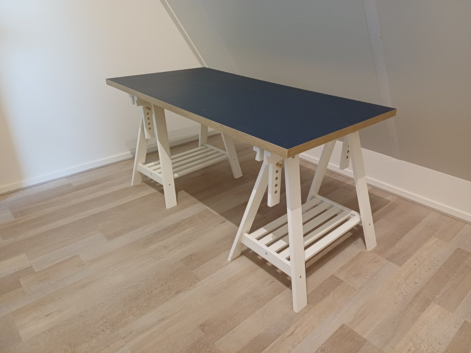 IKEA Bureau met blauw blad en witte schragen, Ophalen, Gebruikt, In hoogte verstelbaar, IKEA
