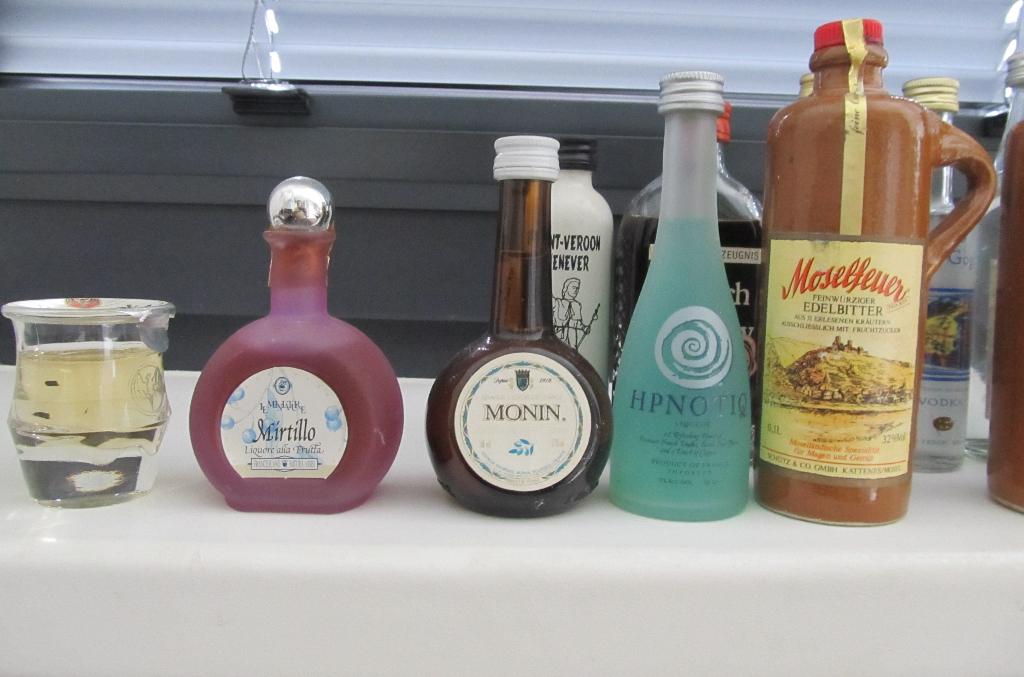 miniflesjes wodka, ouzo, vincent van Gogh, whisky en gin, Verzamelen, Ophalen of Verzenden