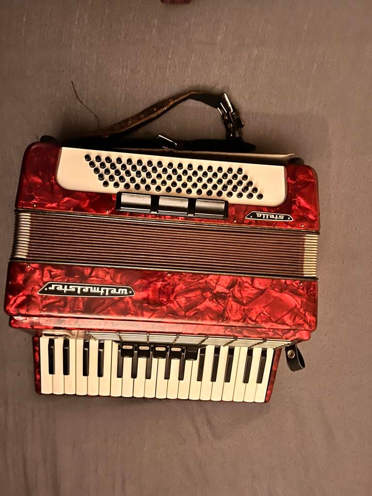 Weltmeister Stella Accordeon - Rood, Gebruikt, Ophalen, Gebruikt, Met riemen, Overige formaten