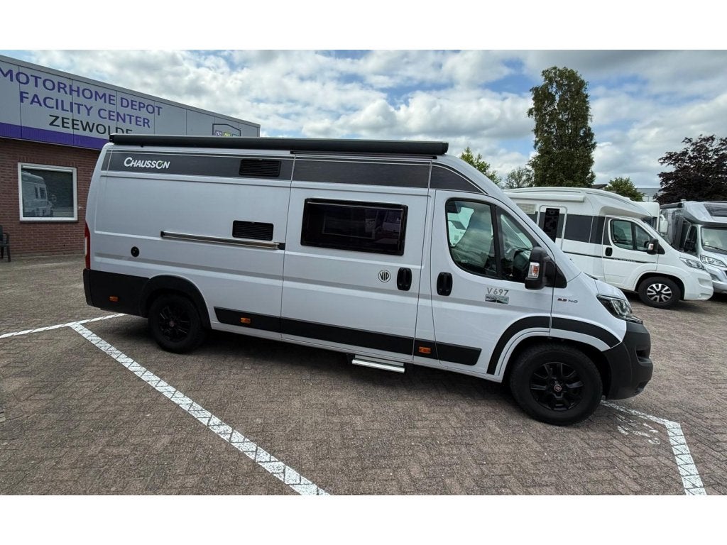 Chausson V697 9T Auto lengtebedden 23.500km zeer compleet!, Automaat, Buscamper of Camperbus, Koelkast, Fiat
