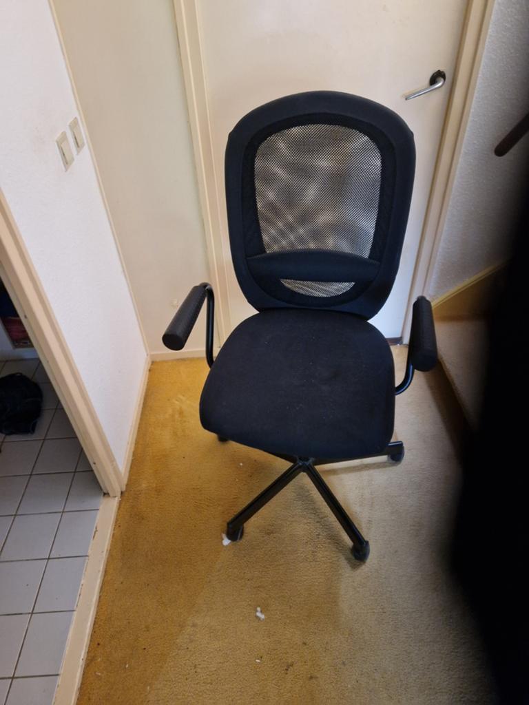 Bureaustoel in goede staat. Kleur zwart, Ophalen, Zo goed als nieuw, Zwart, Bureaustoel