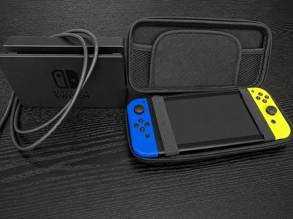 Nintendo Switch met Dock en Hoes - Zo goed als nieuw, Spelcomputers en Games, Spelcomputers | Nintendo Switch, Ophalen of Verzenden