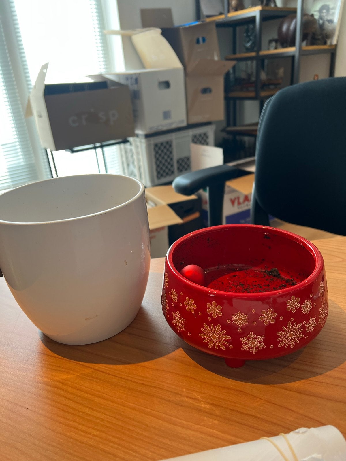 Set van 2 bloempotten: wit en rood met sneeuwvlokken, Tuin en Terras, Ophalen, Gebruikt, Rond, Binnen