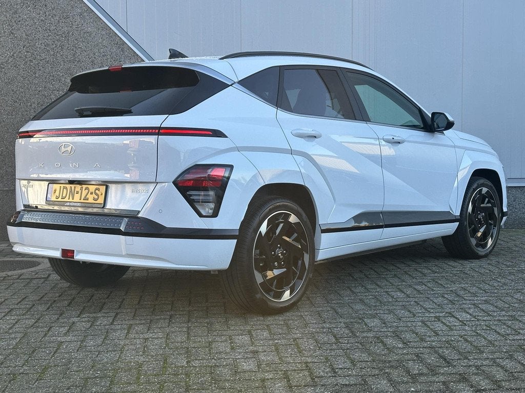Hyundai KONA Electric Comfort Smart + BCA 48.4 kWh / Navigat, Auto's, Hyundai, Zwart, 156 pk, 295 min, Wit