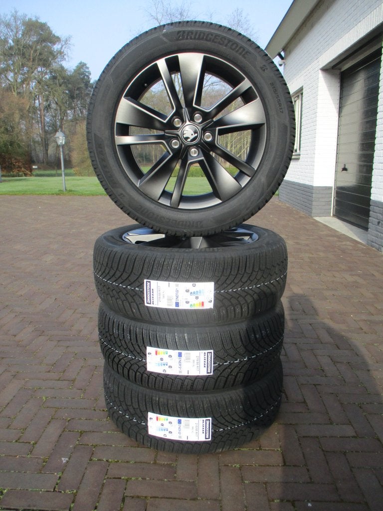 NIEUW Originele Skoda Karoq 17 inch winterbanden Triton, Ophalen, 215 mm, Banden en Velgen, Nieuw