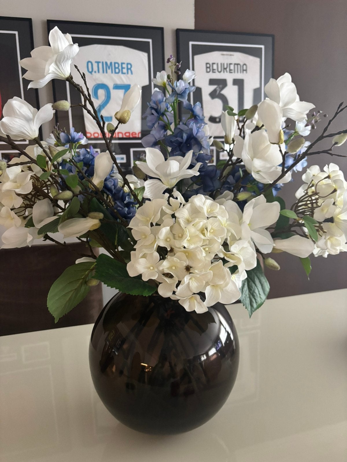 Bruine bol vaas met nep bloemen, Ophalen of Verzenden, Zo goed als nieuw