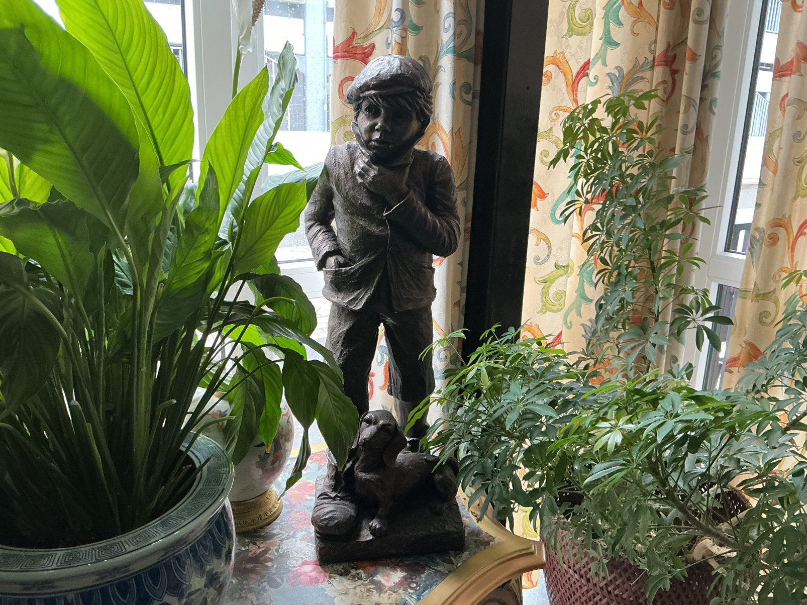 Vintage bronzen beeld van jongen met hond, Beeld, Bruin, Man, 50 - 100 cm