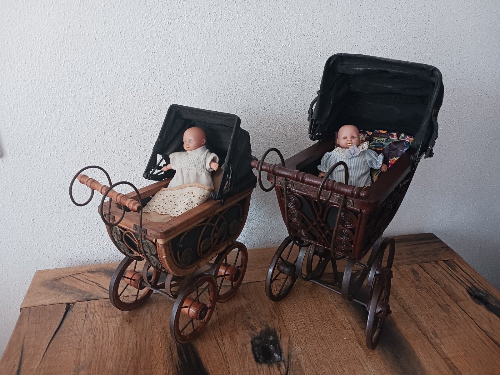 2 ANTIEKE POPPENWAGENS   MET OUDE POPJES DEKENTJE, Ophalen of Verzenden, Gebruikt, Pop