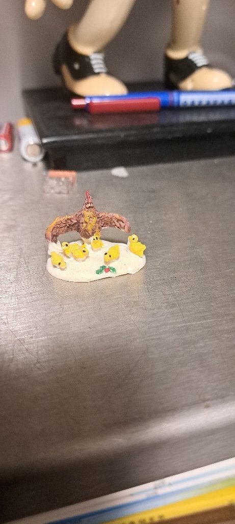 Kip met kuikens voor kerstdorp (Z248-102), Diversen, Ophalen of Verzenden, Zo goed als nieuw