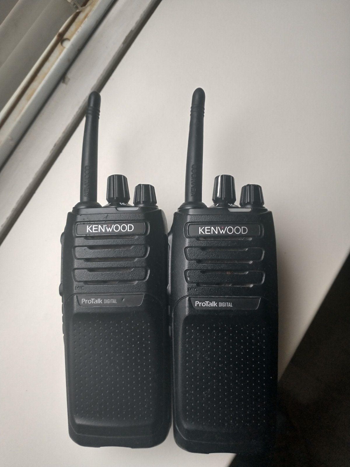 Kenwood ProTalk Digital Portofoons (2 stuks) model TK3701, Ophalen of Verzenden, Zo goed als nieuw, Portofoon of Walkie-talkie