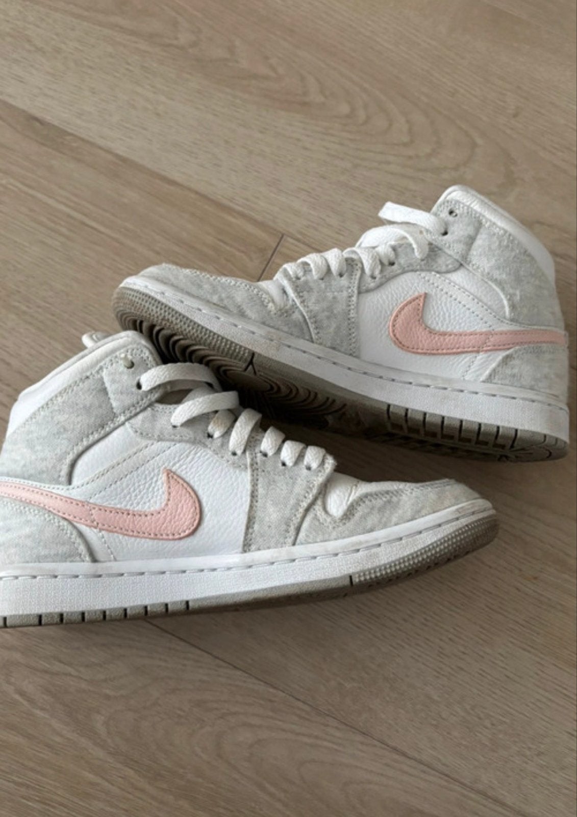Nike Air Jordan 1 Mid SE Heather Grijs/Roze - Maat 36,5, Kleding | Dames, Schoenen, Ophalen of Verzenden, Zo goed als nieuw, Grijs